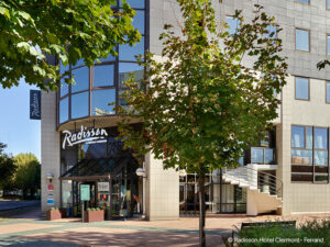 Les quatre espaces de réunion modernes de l’hôtel peuvent accueillir jusqu’à 150 personnes pour des séminaires, réceptions ou événements d’entreprise. Baignés de lumière naturelle, les espaces modulables et les équipements audiovisuels de pointe créent un cadre idéal pour la créativité et la collaboration. Guidée par la philosophie de service « Yes I Can! » de Radisson, l’équipe événementielle veille à ce que chaque rencontre soit fluide, réussie et inoubliable. www.radissonhotels.com/fr-fr/hotels/radisson-clermont-ferrand