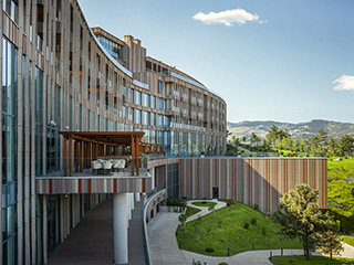 GEORGIE Paragraph Golf & Spa Tabori Autograph Collection